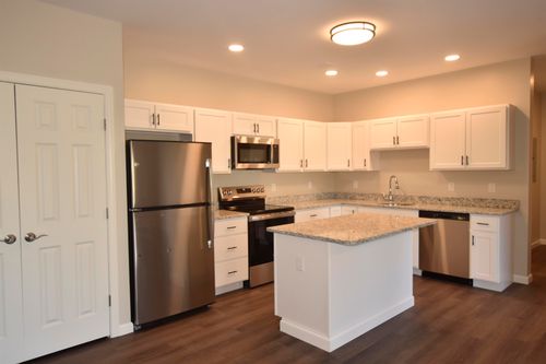304-217 Rockingham Rd, Londonderry, NH, 03053-2110 | Card Image