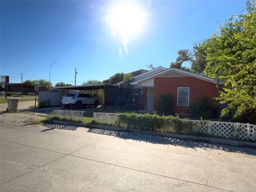 105 N Cole St, Comanche, TX, 76442-2522 | Card Image