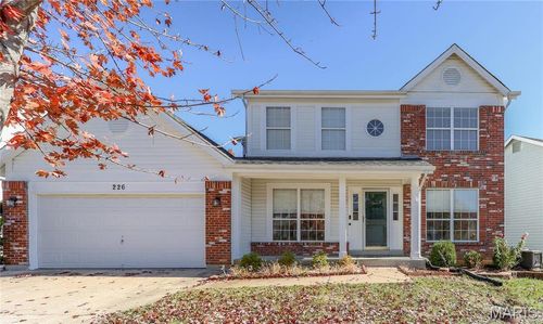 226 Cheval Square Dr, Chesterfield, MO, 63005-1637 | Card Image