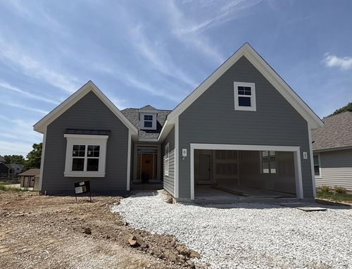 331 Sandy Circle, Pewaukee, WI, 53072 | Card Image