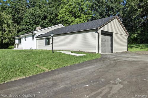 5561 Delmas Rd, Clarkston, MI, 48348-3001 | Card Image
