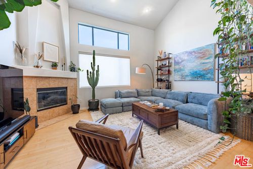 6-10924 Bloomfield St, Toluca Lake, CA, 91602-2810 | Card Image