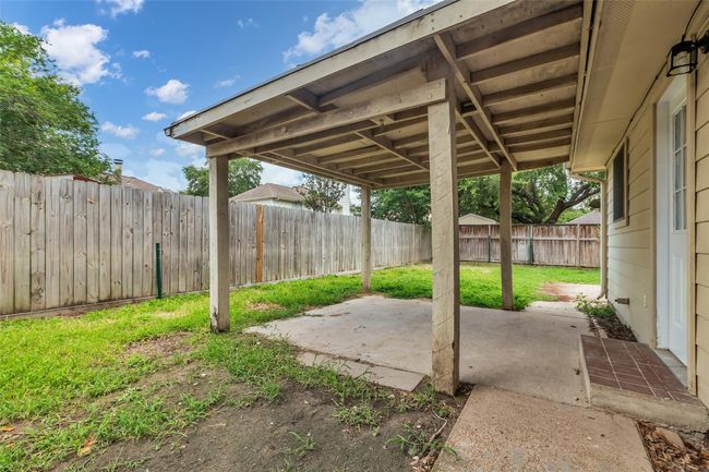 The covered back patio is perfect for outdoor gatherings and entertaining. | Image 25
