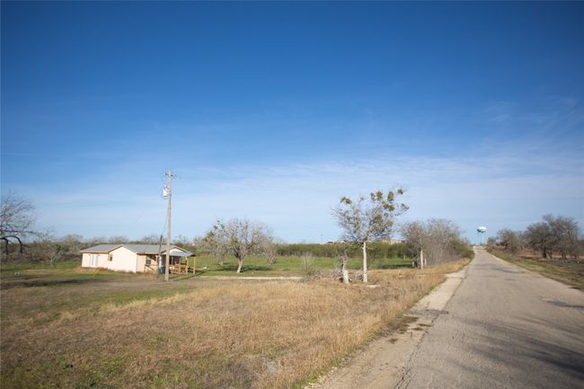 2095 Bridal Path Rd, House other with 1 bedrooms, 1 bathrooms and 100 parking in Luling TX | Image 24