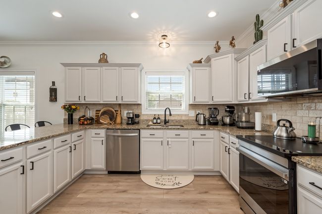 Many Cabinets in this Kitchen | Image 18