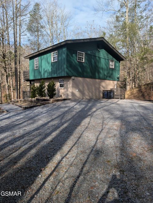 1420 Alpine Dr, Sevierville, TN, 37876-9267 | Card Image