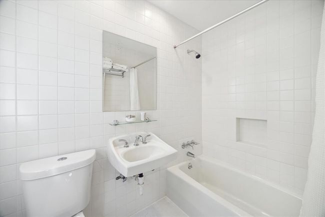 Quarters bathroom | Image 42