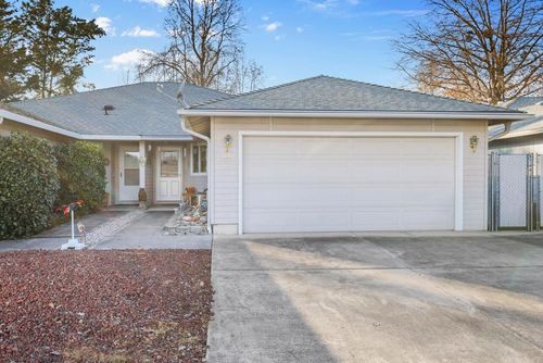 533 Brittni Ln, Central Point, OR, 97502-2951 | Card Image