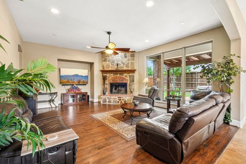 812 Moss Cliff Cir, McKinney, TX, 75071-7626 | Card Image