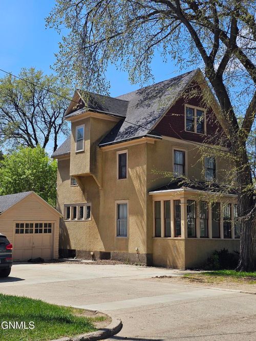 413 E Avenue B, Bismarck, ND, 58501-3932 | Card Image