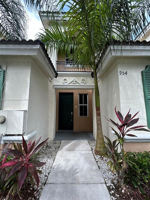 954 Ne 42nd Ter, Homestead, FL, 33033-6615 | Card Image