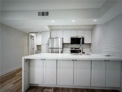 105-750 N Kings, Los Angeles, CA, 90069 | Card Image