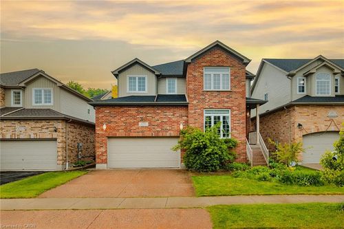 679 Salzburg Dr, Waterloo, ON, N2V2N8 | Card Image