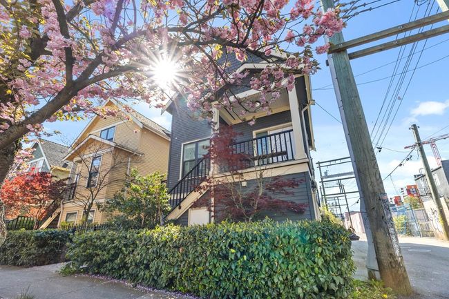 431 Vernon Drive, Townhouse with 3 bedrooms, 2 bathrooms and 1 parking in Vancouver BC | Image 1
