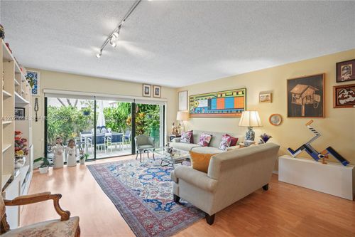 n5-21300 San Simeon Way, Miami, FL, 33179-1105 | Card Image