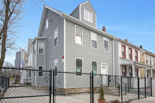 25 Walnut St, New Rochelle, NY, 10801-6211 | Card Image