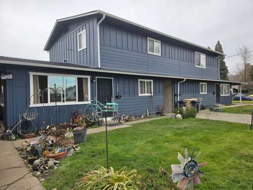 702 Se 9th St, Grants Pass, OR, 97526-3112 | Card Image