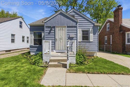 19725 Kingsville St, Harper Woods, MI, 48225-2213 | Card Image