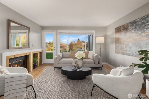 7004-7004 155th Pl Ne, Redmond, WA, 98052-4304 | Card Image