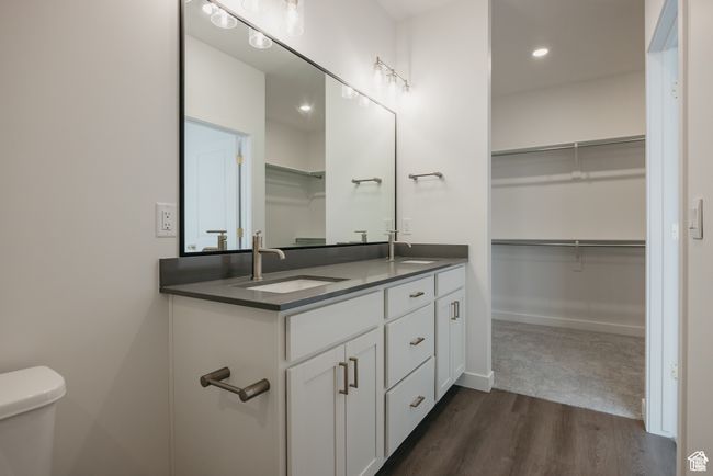 PICTURE OF MODEL | Image 8