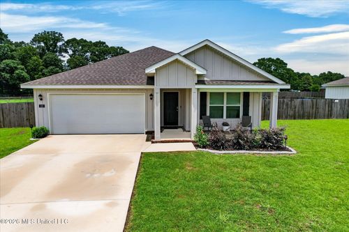 132 Magnolia Farms Dr, Lucedale, MS, 39452-1200 | Card Image