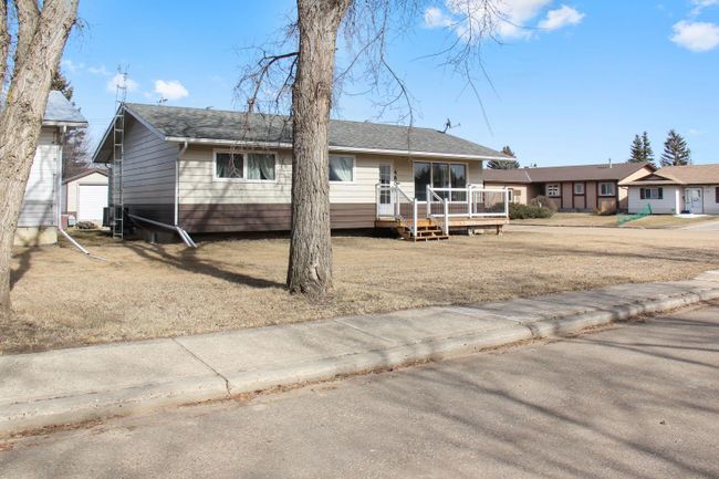 4801 48 Avenue, Home with 3 bedrooms, 1 bathrooms and 2 parking in Forestburg AB | Image 1