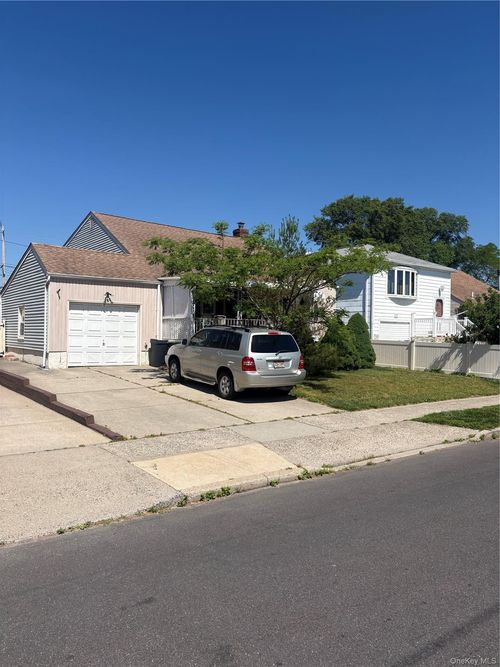 70 Parma Rd, Island Park, NY, 11558-1043 | Card Image