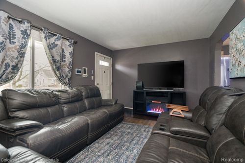 1621 Whitcomb Ave, Royal Oak, MI, 48073-4741 | Card Image