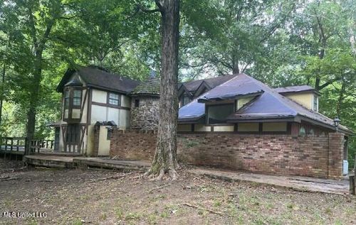215 Girl Scout Rd, Grenada, MS, 38901-9281 | Card Image