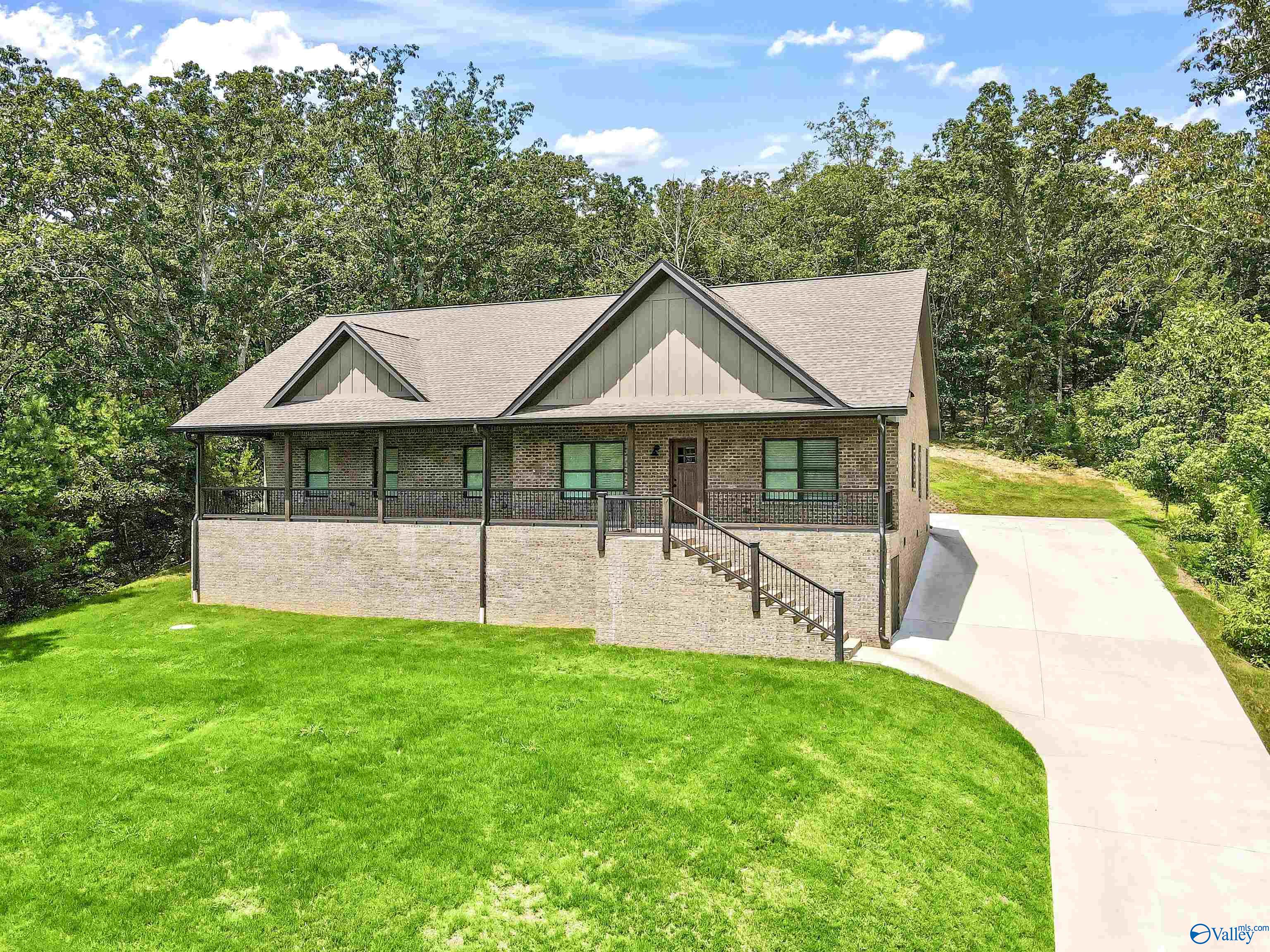 Lookout Mountain Dr, Scottsboro, AL 35769