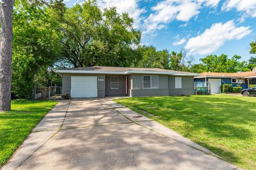 2910 John St, La Marque, TX, 77568-3855 | Card Image