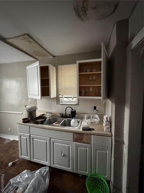 16562 Tracey St, Detroit, MI, 48235-4021 | Card Image