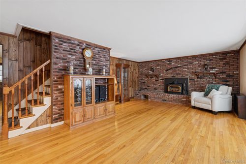 6 Oak St, Smithtown, NY, 11787-1007 | Card Image