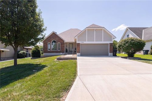 1306 Sw Stonecreek Dr, Blue Springs, MO, 64015-8809 | Card Image