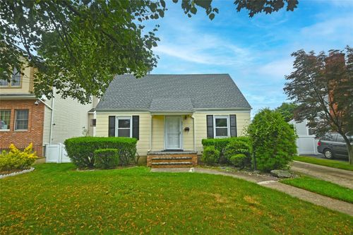 57 Netherwood Dr, Albertson, NY, 11507-1310 | Card Image