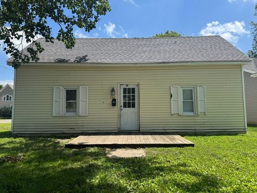 320 N Walnut St, Arthur, IL, 61911-1060 | Card Image