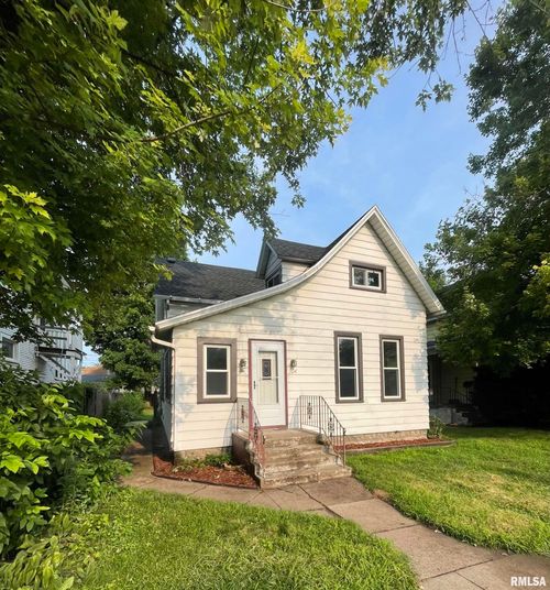 704 N 3rd St, Clinton, IA, 52732-3831 | Card Image