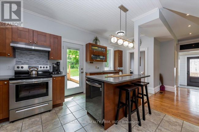 8061 Main St, House other with 3 bedrooms, 2 bathrooms and 3 parking in Everett ON | Image 12