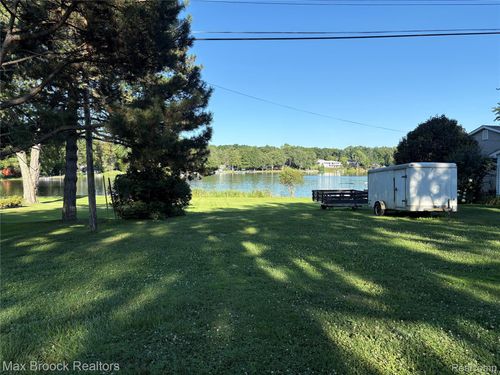 1105 Pinecrest Dr, White Lake, MI, 48386-3654 | Card Image