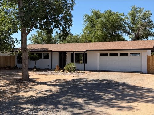 21975 Mohican Ave, Apple Valley, CA, 92307-4017 | Card Image