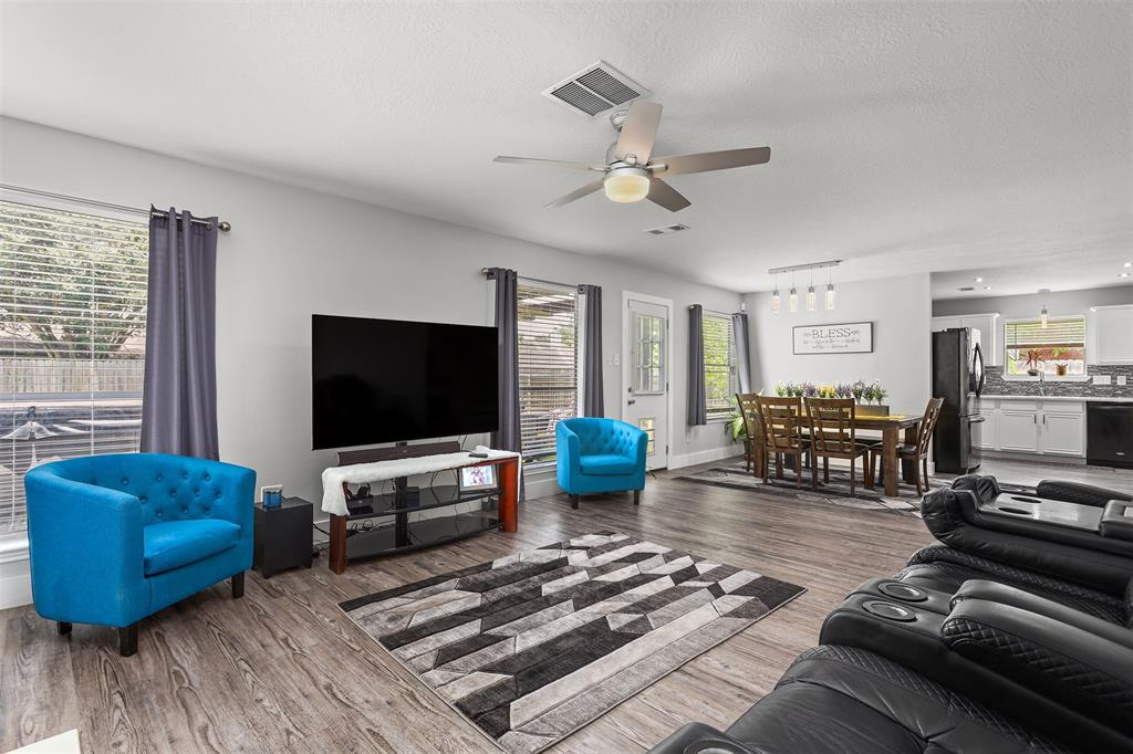 Bay Bend Ln, Dickinson, TX 77539