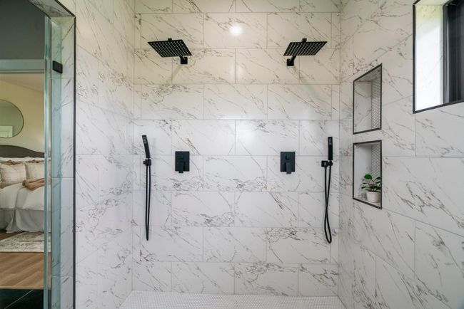2 double stand up showers | Image 16