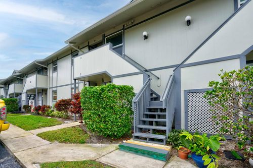 m8-8291 Se Croft Cir, Hobe Sound, FL, 33455-6352 | Card Image
