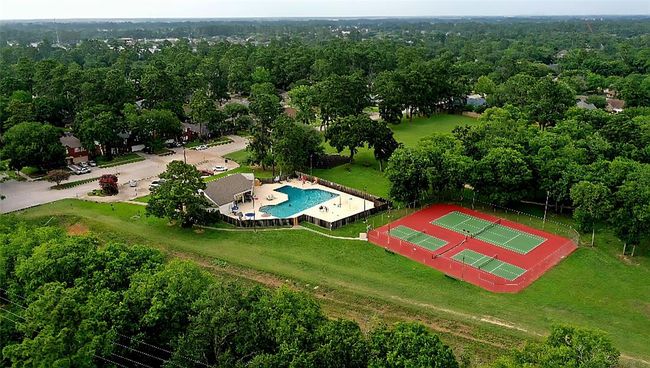 Neighborhood amenities include Clubhouse, pool, and tennis courts. | Image 23