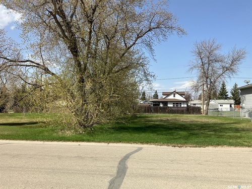 621 10th Ave W, Nipawin, SK, S0E1E0 | Card Image