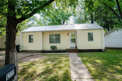 1222 Richard Ave, Parsons, KS, 67357-4732 | Card Image