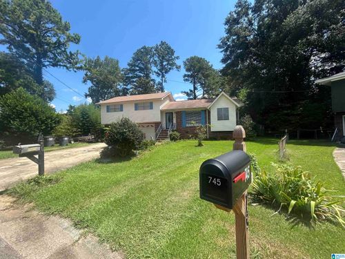 749 Parkmoor Cir, HUEYTOWN, AL, 35023-2549 | Card Image