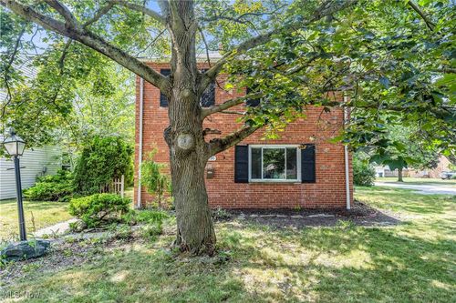 21530 Bruce Ave, Euclid, OH, 44123-1902 | Card Image