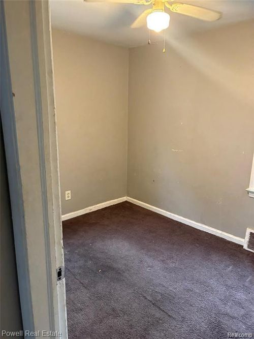 9371 Lauder St, Detroit, MI, 48228-2335 | Card Image