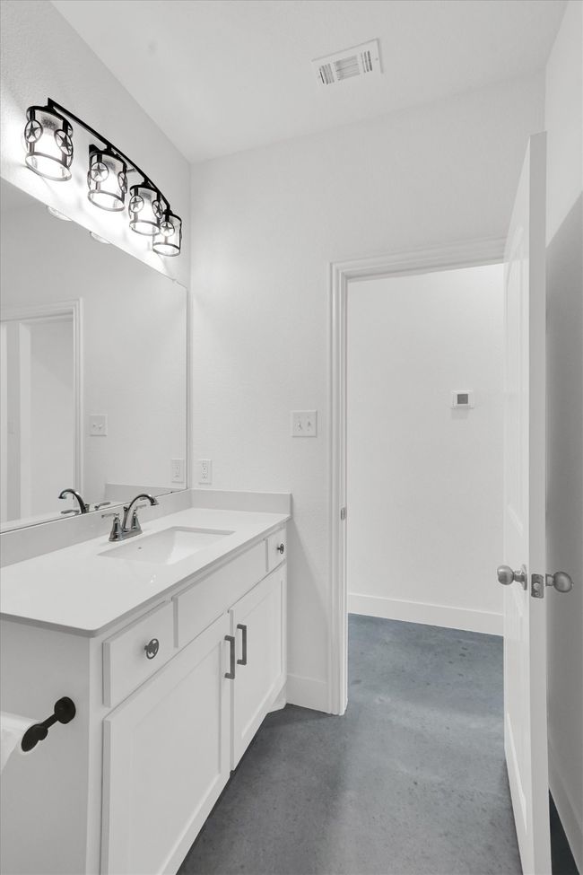 Spare room featuring a ceiling fan, baseboards, finished concrete flooring, and a smoke detector | Image 21